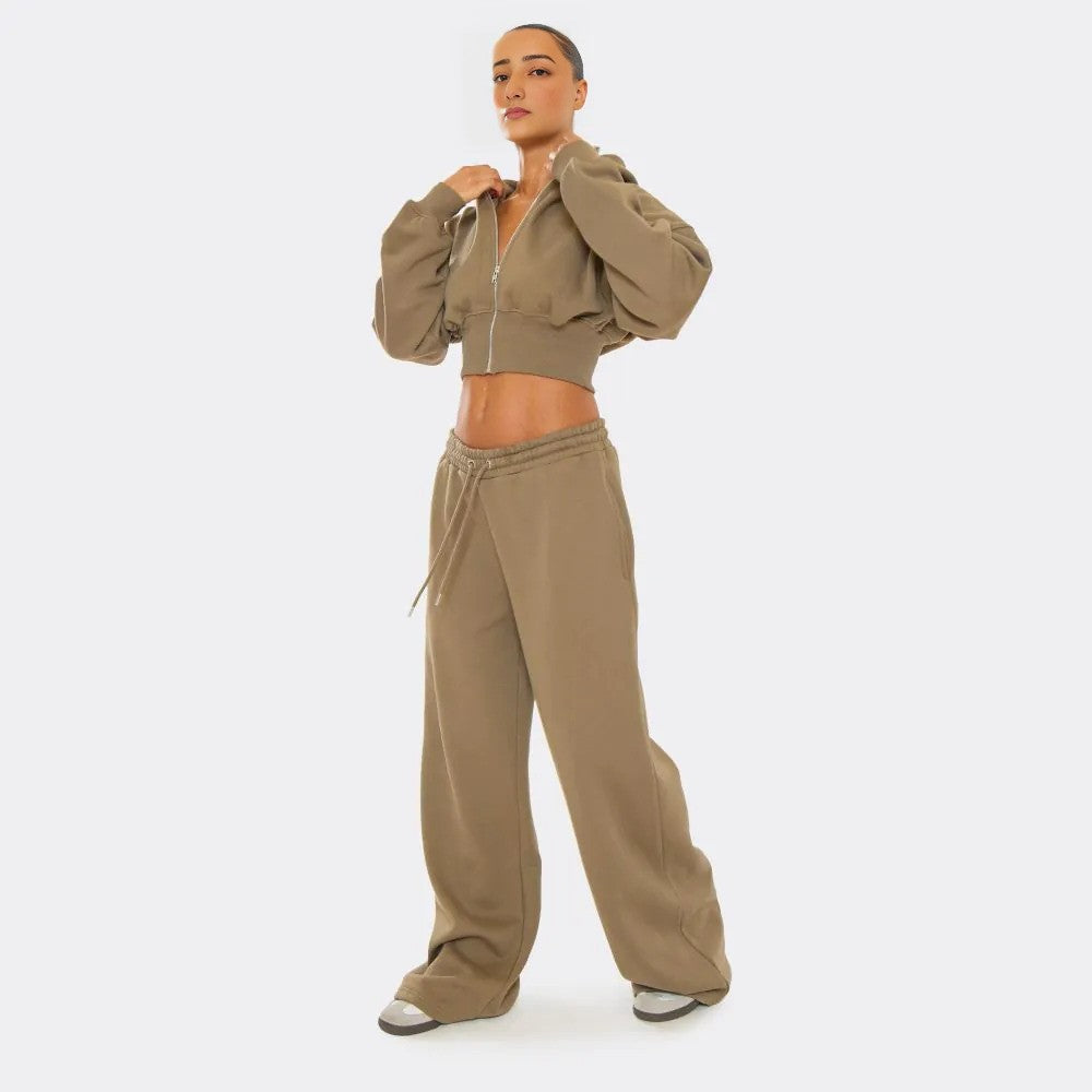 Khaki co-ord, calm tone strong style