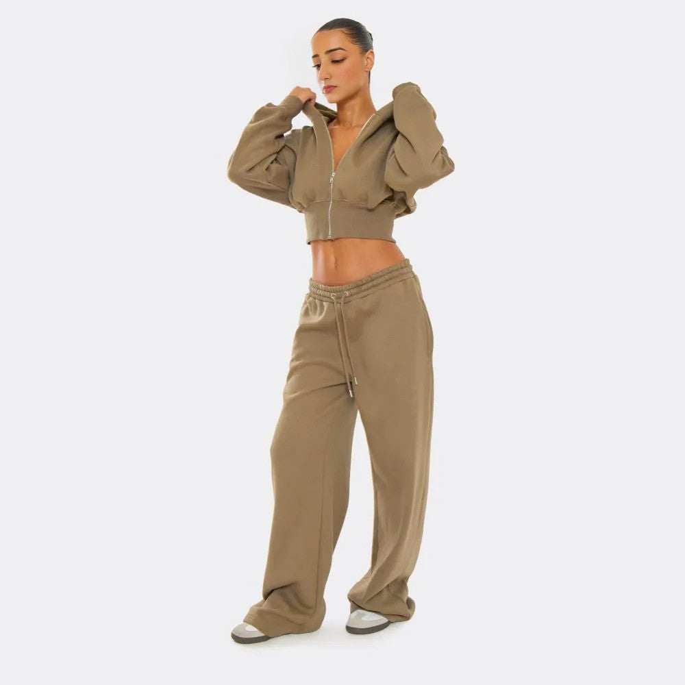 Khaki co-ord, calm tone strong style