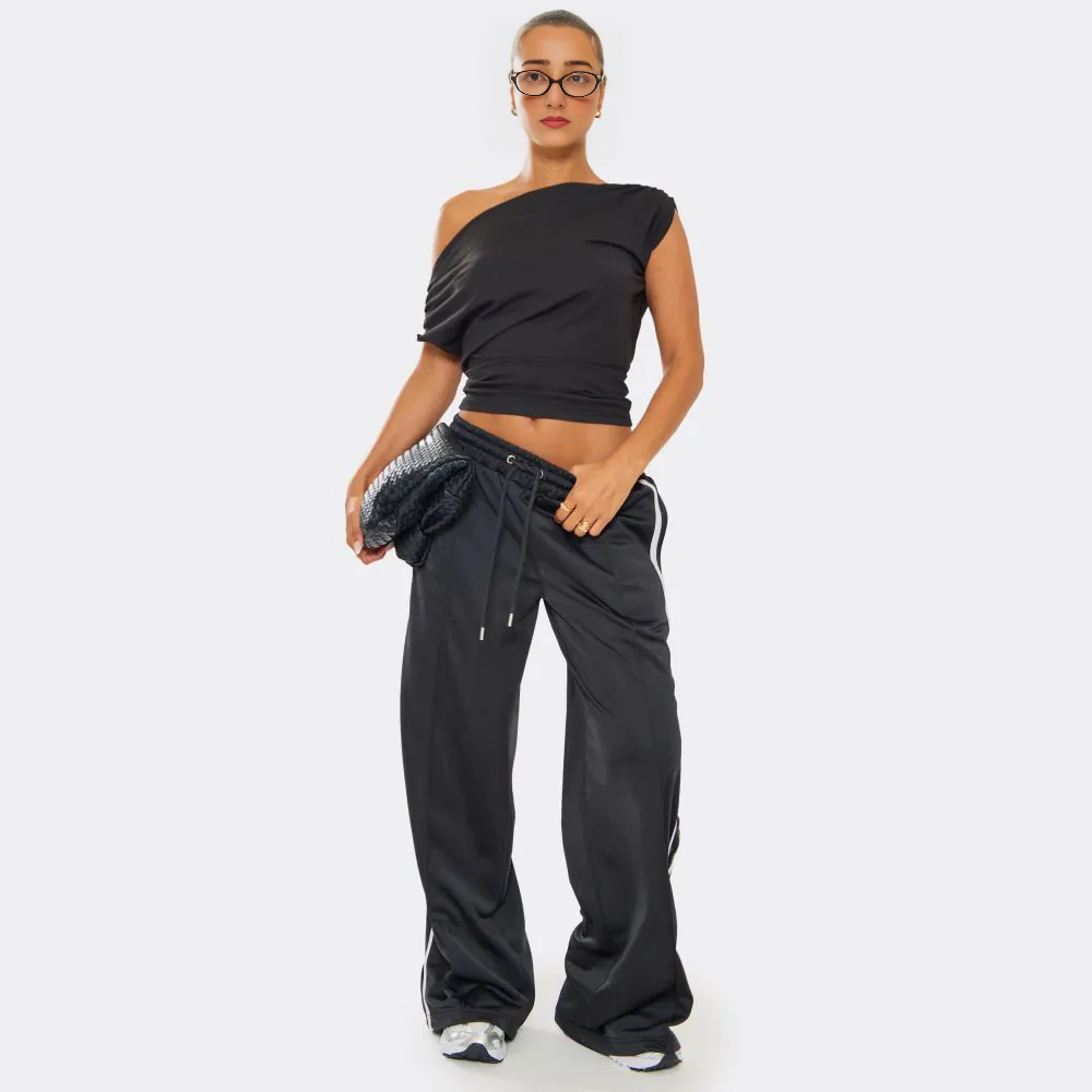 Slash Neck Off The Shoulder Cinched Waist Ruched T-Shirt In Black