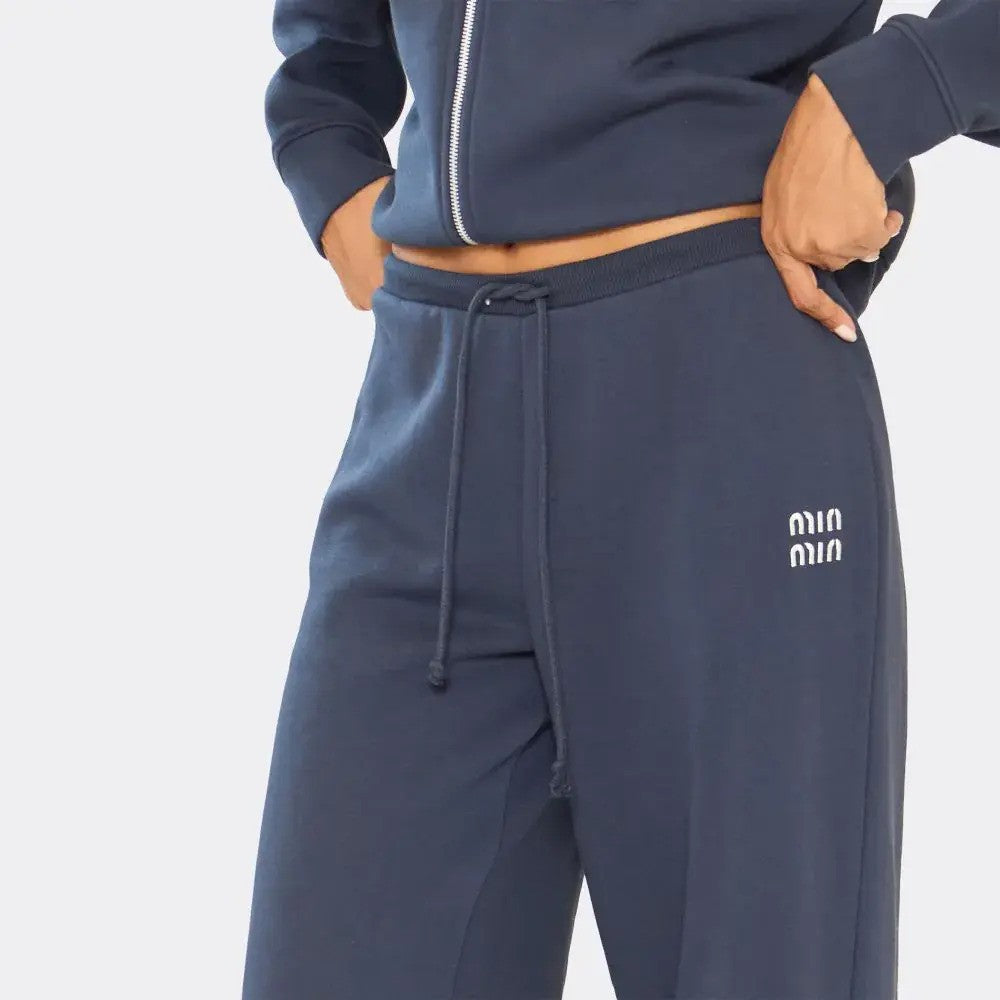 Stay stylish and comfy in our ‘Min Min’ zip-up sweatshirt and wide-leg joggers